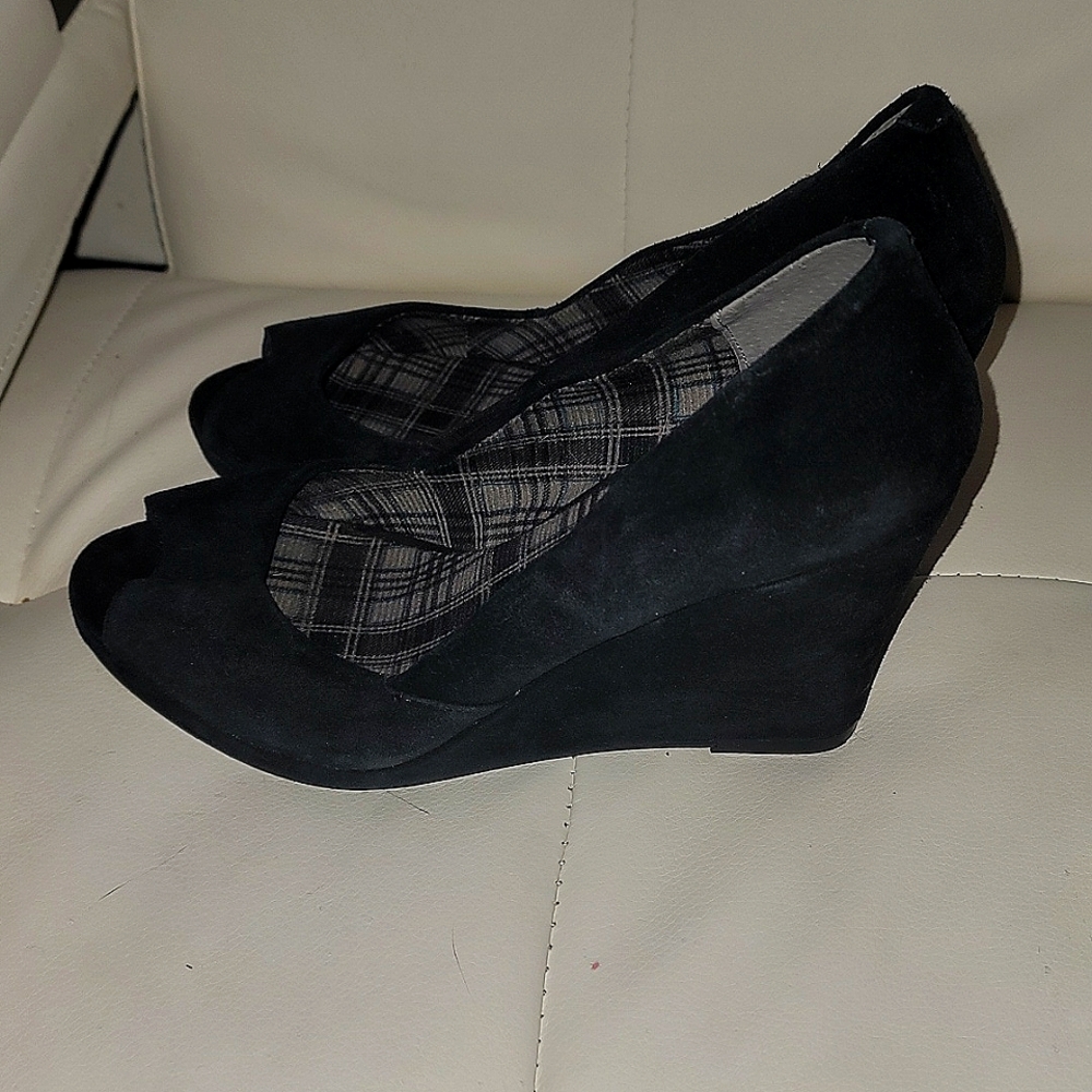 Chinese Laundry Black Peep Toe Vegan / Faux Suede Wedges 8